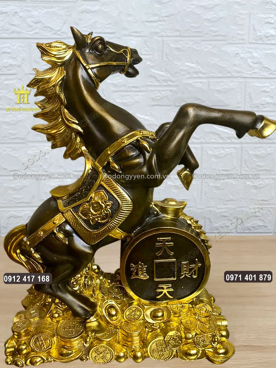 Từng họa tiết hoa văn được d&aacute;t điểm v&agrave;ng 24K